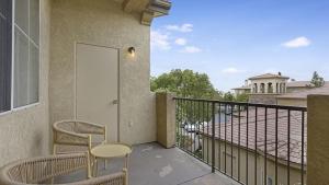 balcón con mesa y sillas en Landing Modern Apartment with Amazing Amenities (ID9071X06), en San Diego