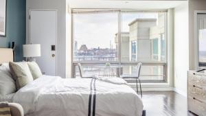 una camera con un letto e una grande finestra di Landing Modern Apartment with Amazing Amenities (ID2753X96) a Philadelphia