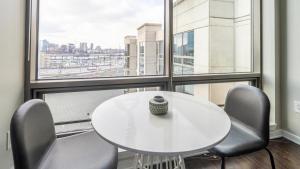 una mesa y sillas blancas en una habitación con ventana en Landing Modern Apartment with Amazing Amenities (ID2753X96), en Filadelfia