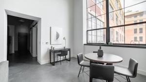 ein Esszimmer mit einem Tisch, Stühlen und einem Fenster in der Unterkunft Landing Modern Apartment with Amazing Amenities (ID9610X26) in Bloomfield