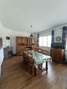 uma sala de estar com uma mesa de jantar e cadeiras em maison de village em Chérencé-le-Roussel
