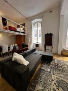 スリーマにあるSt Julian’s Balluta loft apartmentのソファとテーブルのある広いリビングルーム