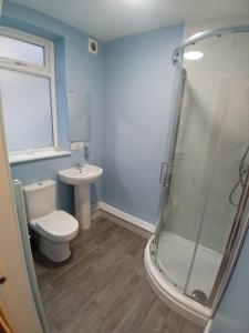 ein Bad mit einer Dusche, einem WC und einem Waschbecken in der Unterkunft The Black Swan Hotel in Scarborough