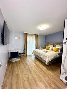 een slaapkamer met een bed en een bureau. bij Chambre cozy proche Paris/CDG in Le Blanc-Mesnil