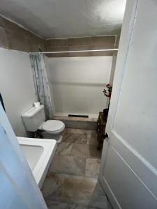 スリーマにあるSt Julian’s Balluta loft apartmentのトイレと浴槽付きのバスルーム +11枚の写真