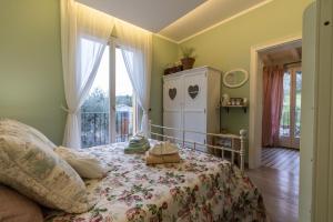 1 dormitorio con cama y ventana en Casa Montalgallo, en Lucignano