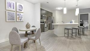 - une cuisine et une salle à manger avec une table et des chaises dans l'établissement Landing Modern Apartment with Amazing Amenities (ID1012X377), à Wake Forest