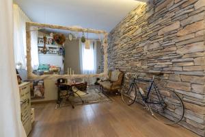 uma bicicleta estacionada numa sala com uma parede de pedra em Casa Montalgallo em Lucignano