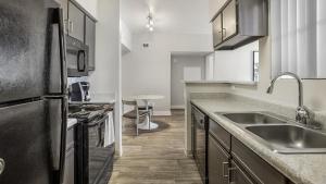 Dapur atau dapur kecil di Landing - Modern Apartment with Amazing Amenities (ID1315X602)