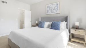 Tempat tidur dalam kamar di Landing - Modern Apartment with Amazing Amenities (ID1315X602)