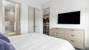 1 dormitorio con 1 cama y TV en la pared en Landing - Modern Apartment with Amazing Amenities (ID1414) en Houston