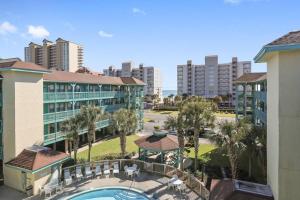 uma vista aérea de um resort com piscina e edifícios em Sea Breeze 305 em Gulf Shores