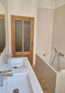 Koupelna v ubytování Appartement de charme - CARPENTRAS - Rendez-vous en Provence + 4 fotografie