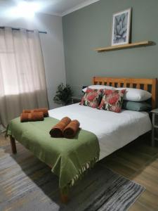 um quarto com uma cama com toalhas em Lekaja em Oudtshoorn