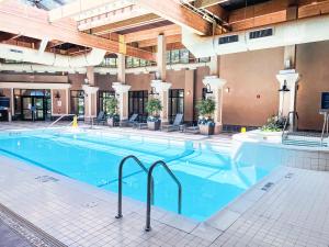 uma grande piscina num grande edifício em Four Points by Sheraton Norwood Conference Center em Norwood