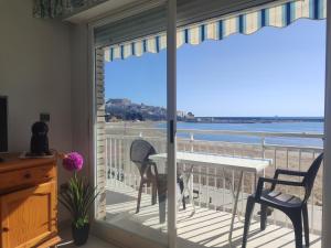 ペニスコラにあるApartamentos Fornerの海の景色を望むバルコニー付きの客室です。