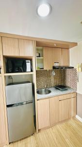 una piccola cucina con lavandino e frigorifero di Tamansari Hive Cawang by Villaloka a Giacarta