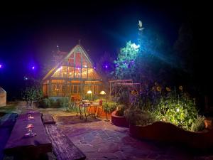 una casa di notte con luci in cortile di Finca el Péndulo a Tepatitlán de Morelos