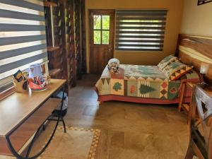 een kleine kamer met een bed en een raam bij Finca el Péndulo in Tepatitlán de Morelos