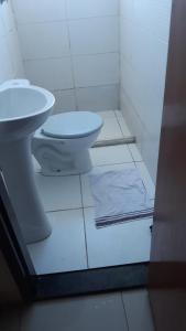 a bathroom with a toilet and a sink at Hotel Itapuã Al Mare in Salvador