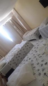 two twin beds in a small room with at Hotel Itapuã Al Mare in Salvador