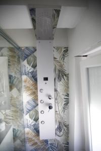 einen Aufzug in einem Zimmer mit einer Wand in der Unterkunft Francesco's Home in Monteverde in Rom