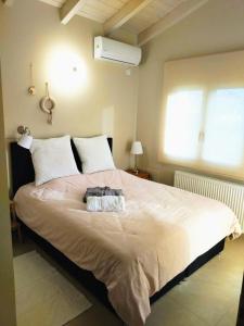 um quarto com uma grande cama branca e uma janela em Elia boutique apartment em Tebas