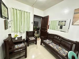 En sittgrupp på 2 Bedrooms 50 sqm fully furnished in Brgy Suizo Tarlac with WIFI