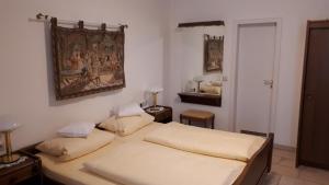 sypialnia z 2 łóżkami i obrazem na ścianie w obiekcie Burg Bollendorf by PRISMA w mieście Bollendorf