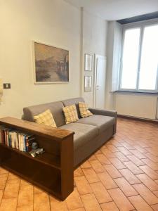a living room with a couch and a book shelf at CASA ALBY in Rapallo