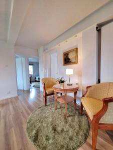 een woonkamer met een tafel en stoelen bij Chalet Nature Park "Apartment Spiez" in Thun
