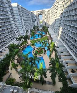 una vista aérea de un complejo con palmeras y edificios en Shell Residences by Amonbrey Suite nr airport, en Manila