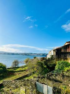 vistas al río desde las ruinas de un edificio en Ventana a la Ría, en Ferrol