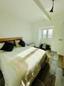 een witte slaapkamer met een groot bed. bij Ventana a la Ría in Ferrol