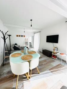 een woonkamer met een tafel en stoelen bij Ventana a la Ría in Ferrol