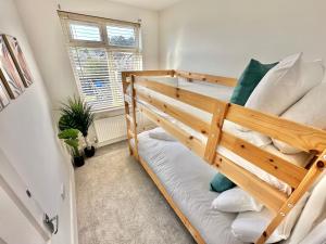 1 dormitorio con litera y ventana en Large Four Bedroom - With Hot Tub and Parking - Sleeps 8 en Poole