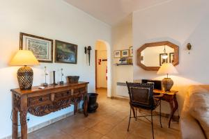 uma sala de estar com uma mesa e um espelho em Cozy 2 BDR W/Balcony in Vale do Lobo by LovelyStay em Vale do Lobo
