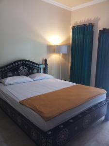 מיטה או מיטות בחדר ב-Bebaloeng Masbagik Guesthouse