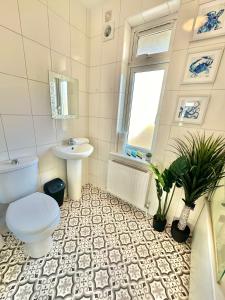 a bathroom with a toilet and a sink at Large Four Bedroom - With Hot Tub and Parking - Sleeps 8 in Poole