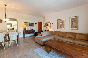uma sala de estar com um sofá e uma mesa em Cozy 2 BDR W/Balcony in Vale do Lobo by LovelyStay em Vale do Lobo