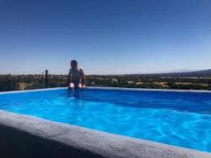 una persona parada en el borde de una piscina en Cincosombreros, en Gallegos de San Vicente