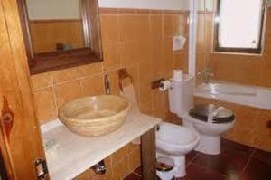 y baño con lavabo y aseo. en Cincosombreros, en Gallegos de San Vicente