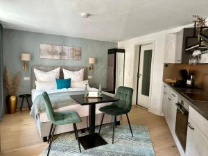 Schlafzimmer mit einem Bett, einem Tisch und Stühlen in der Unterkunft Rotmain Apartments in Bayreuth