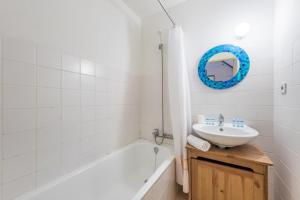 y baño blanco con lavabo y bañera. en Siza Porto House with Parking, en Oporto