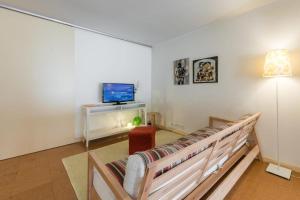 sala de estar con sofá y TV en Siza Porto House with Parking, en Oporto