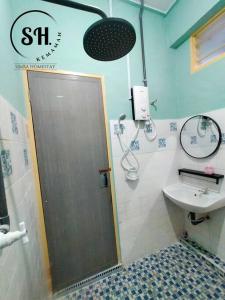 bagno con doccia e lavandino di Simba Homestay Kemaman a Cukai