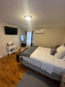 מיטה או מיטות בחדר ב-Chic modern bedroom 5 mins from JFK