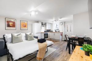 a bedroom with a bed and a kitchen with a table at Cosy One Bed Apt in Leeds City in Leeds