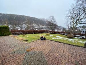 Leilighet i enebolig في بيرغِن: حديقة بها كرسيين والثلج على الأرض