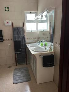 un baño con lavabo y espejo en Populo Beach Villa, en Livramento 29 fotos más